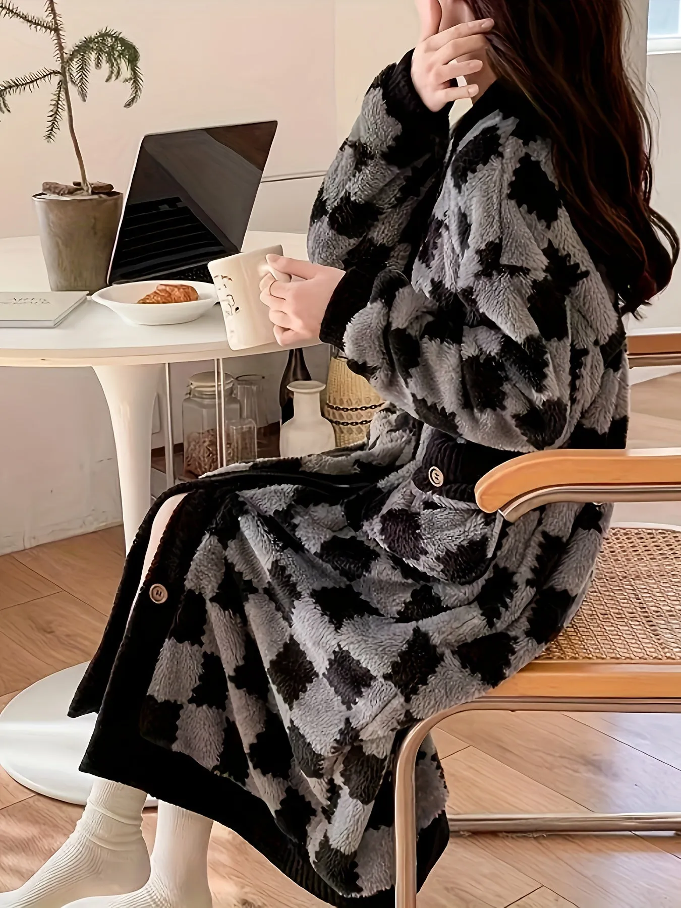 Elegant Checkered Pattern Fleece Thickened Night Robe For Fall & Winter, Long Sleeve Buttons V Neck Loose Fit Robe With Pockets, Women's Sleepwear & Dresses